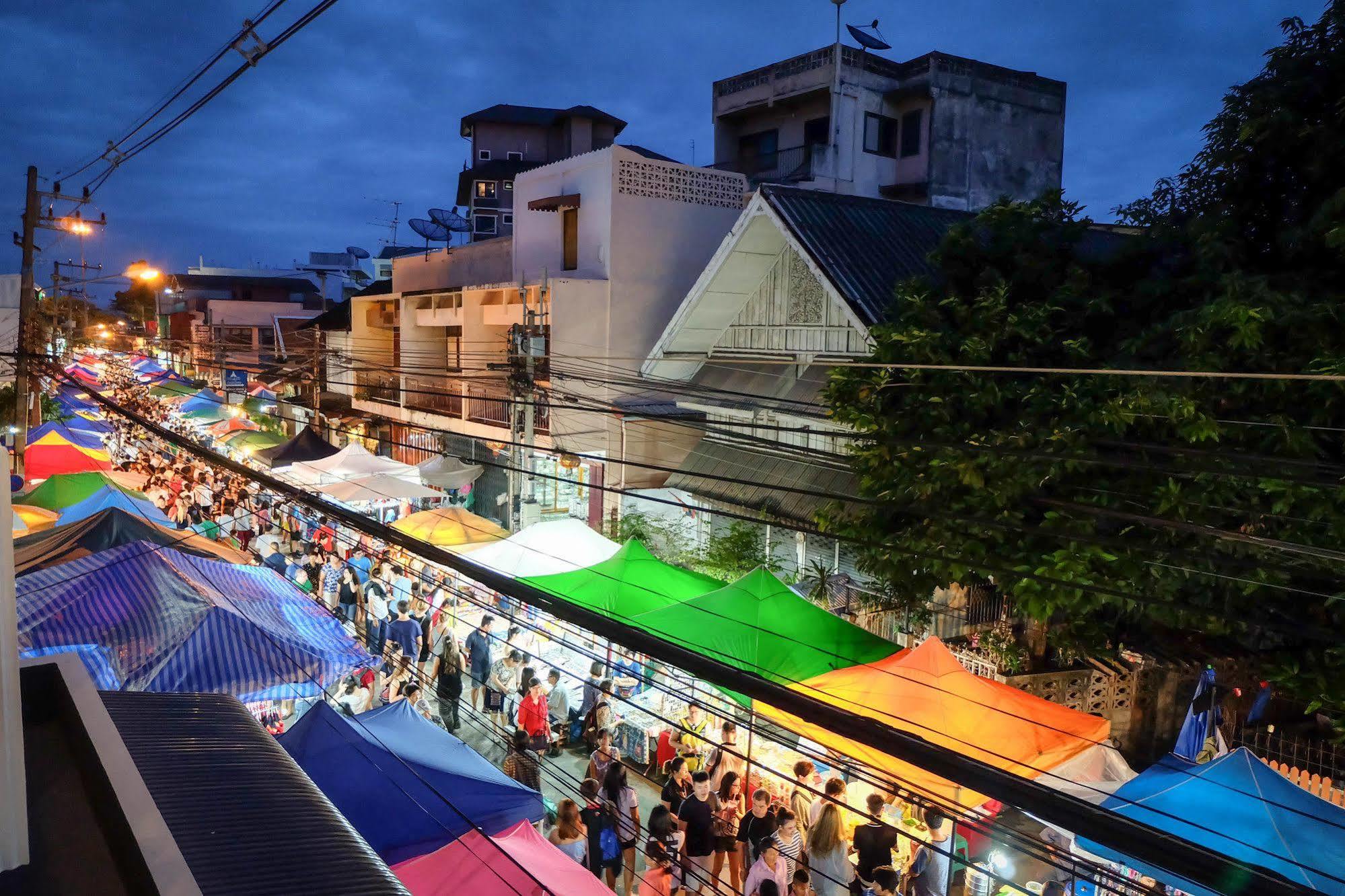 Thai Time Hostel Chiang Mai Bagian luar foto